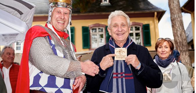Roter Teppich und Fahnen Ein nicht alltägliches Straßenfest | Taunus ...